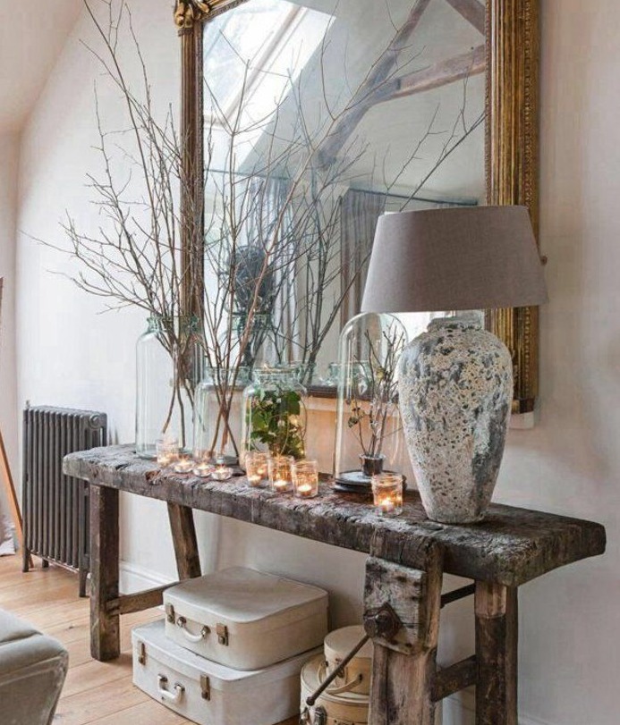 Plaid en matières naturelles posé sur un canapé dans un salon chaleureux à Toulouse